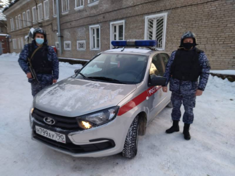 В Подмосковье сотрудники Росгвардии оказали помощь пострадавшим при пожаре