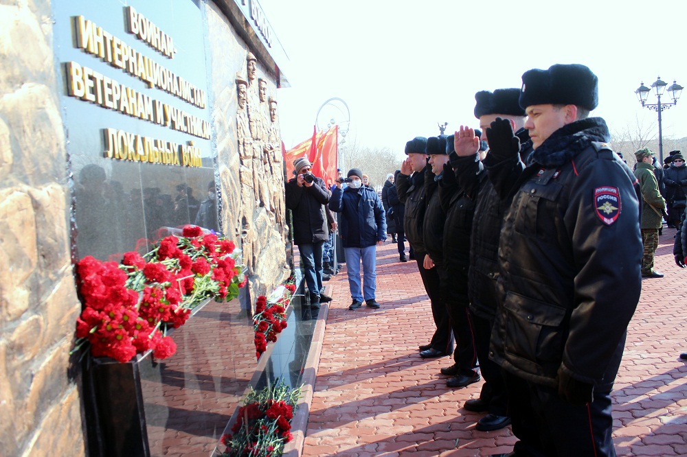 Сотрудники УМВД России на комплексе «Байконур» возложили цветы к мемориалу «Воинам-интернационалистам, ветеранам и участникам локальных войн»