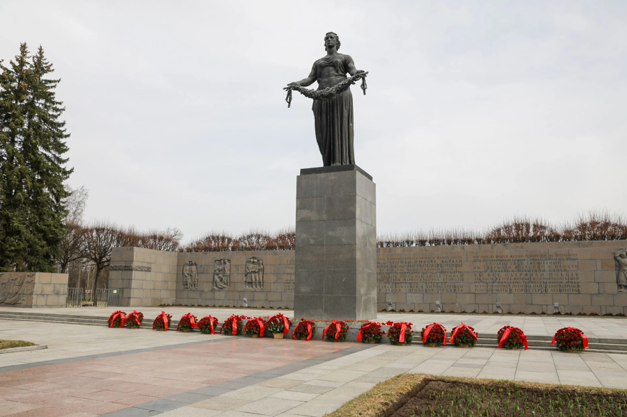На Пискарёвском мемориальном кладбище прошла памятная акция в честь 80-летия полного освобождения Ленинграда от блокады