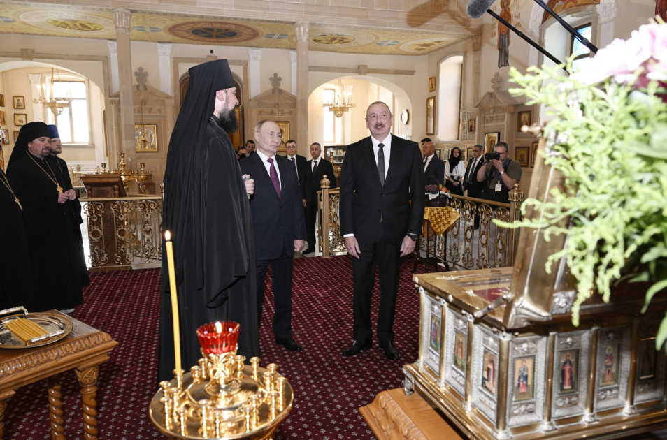 Владимир Путин подарил икону собору Святых Жен-Мироносиц в Баку