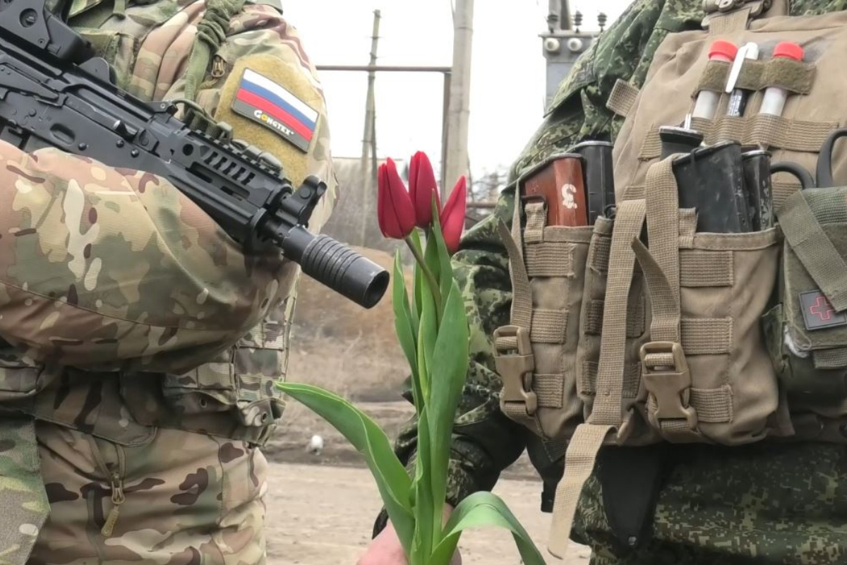 Мотострелки группировки войск «Восток» поздравили женщин Донбасса с Международным женским днём