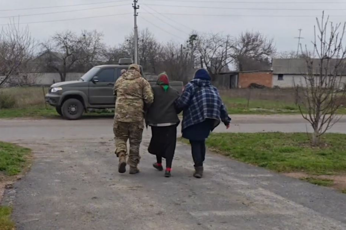 Военнослужащие морской пехоты Каспийской флотилии в составе группировки войск «Север» эвакуировали мирных жителей села Гуево Курской области и оказали им необходимую помощь