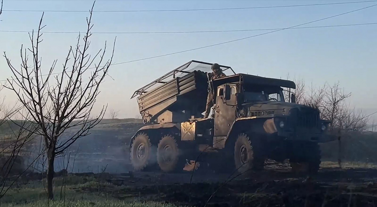 Расчет РСЗО «Град» группировки войск «Центр» нанёс артиллерийский удар по району сосредоточения живой силы и техники ВСУ на Красноармейском направлении