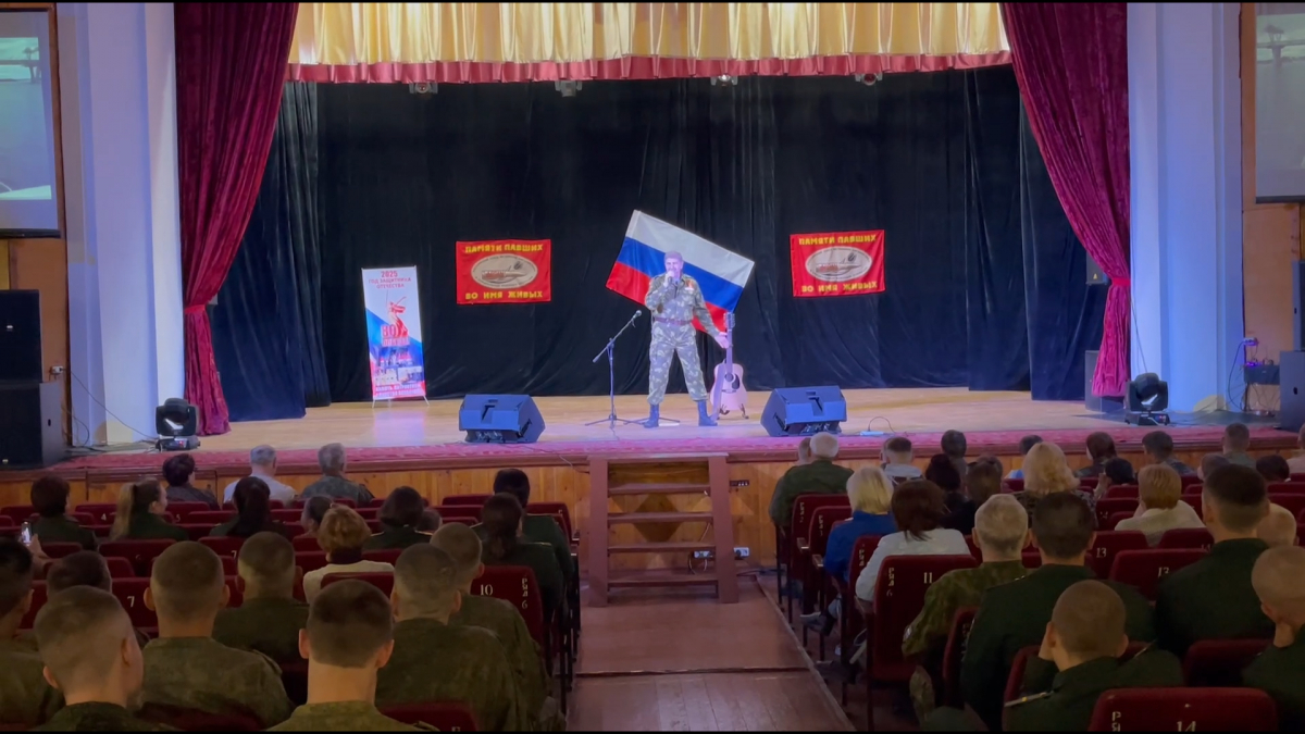 В Доме офицеров города Белогорска для военнослужащих гарнизона состоялся творческий концерт ветерана боевых действий Владимира Мазура
