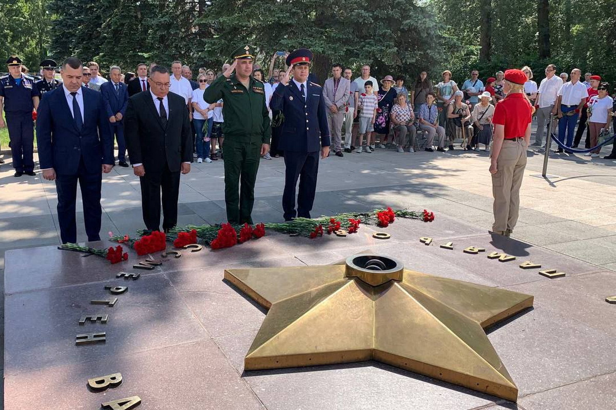 Военнослужащие ЦВО в Сибири приняли участие в торжественно-памятных мероприятиях, приуроченных ко Дню памяти и скорби