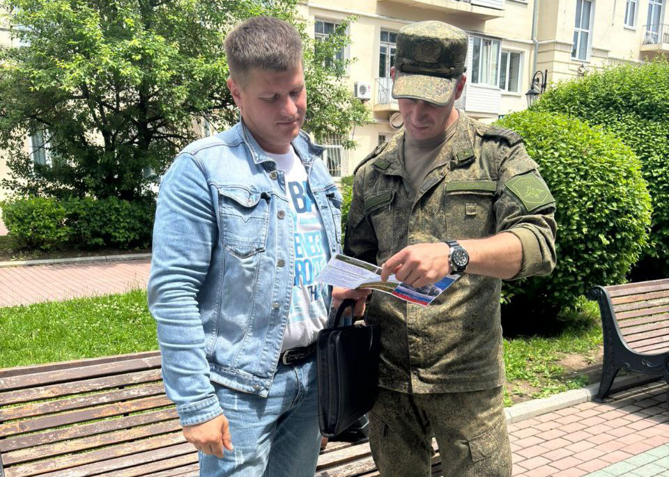 В Приморском крае специалисты пункта отбора на военную службу по контракту ВВО провели информационную работу