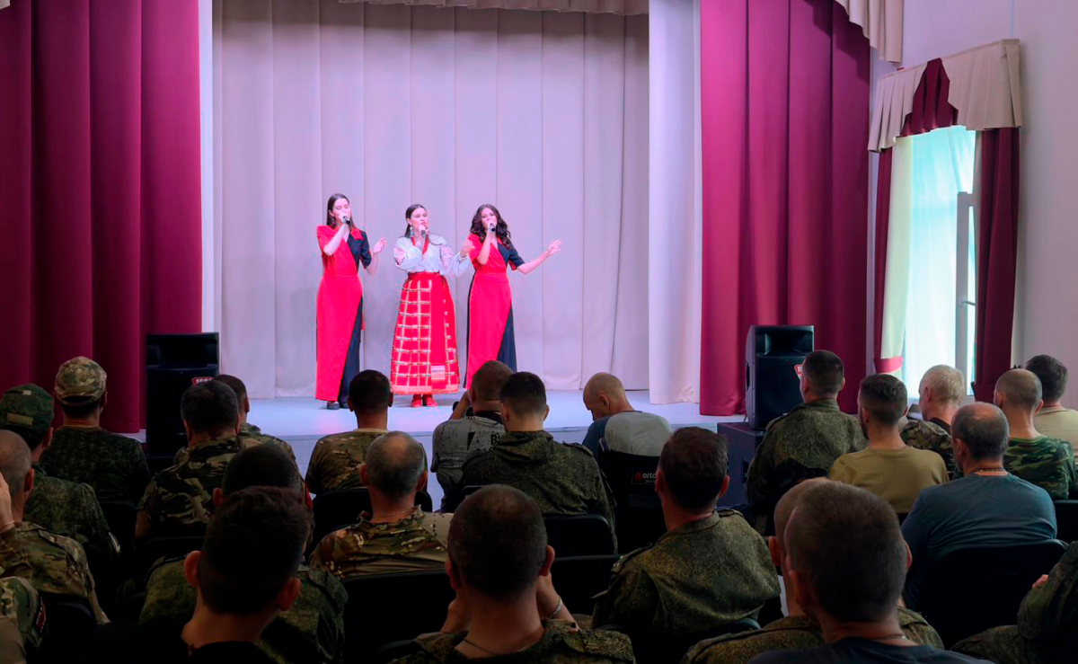 Артисты Приморского края организовали концерт для военнослужащих ВВО – участников СВО, находящихся на излечении в военно-клинических госпиталях