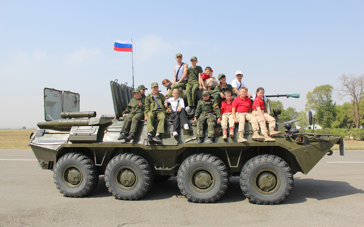 Российские военнослужащие в Киргизии провели экскурсию для школьников и казаков