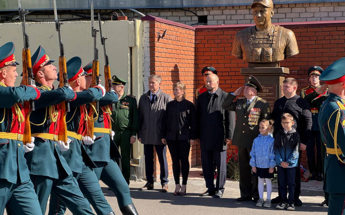 В Казани открыли бюст Героя России Сергея Чебнева