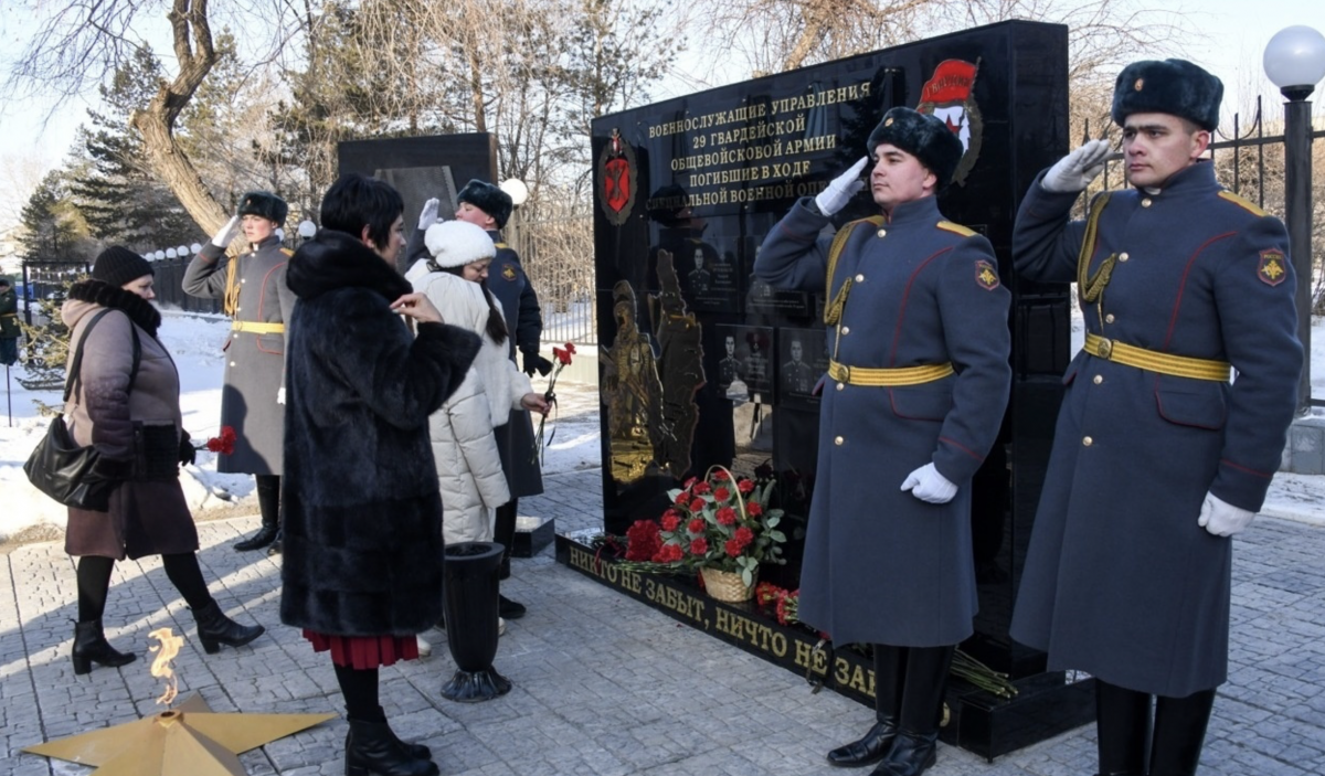 В Чите открыли мемориал погибшим в СВО ко Дню героев Отечества